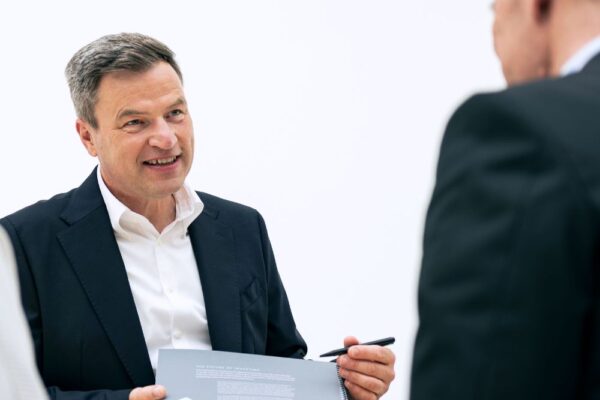 Herr Hofman von er Vermögensberatung Hofman ist im Gespräch mit einem Kunden zum Thema Altersvorsorge
