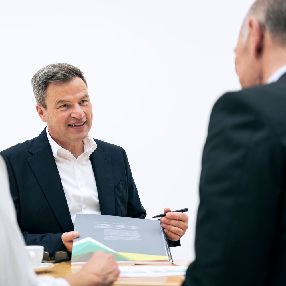 Herr Hofman von er Vermögensberatung Hofman ist im Gespräch mit einem Kunden zum Thema Altersvorsorge