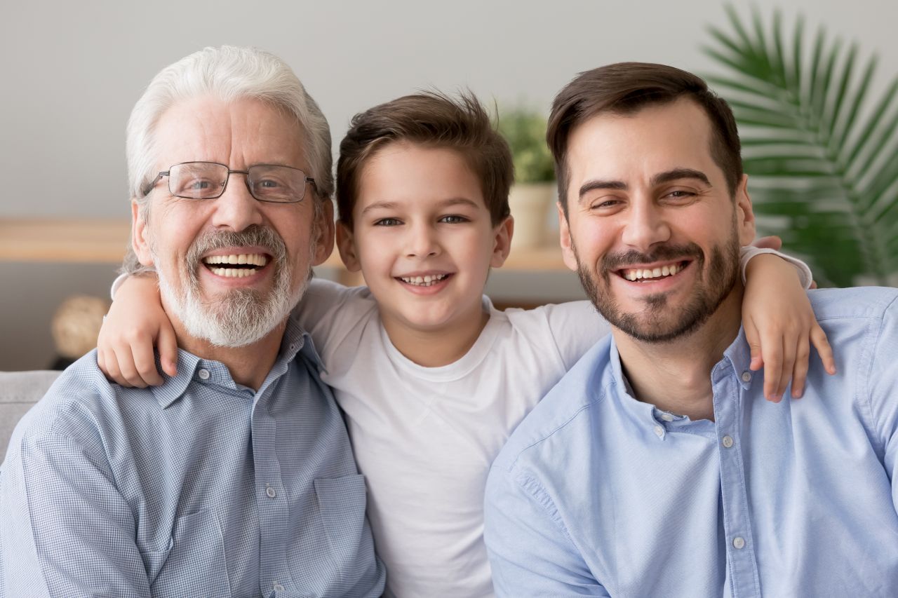 Kind mit Vater und Opa, Erbschaft mit unabhängiger Finanzplanung, Erbschaft und Vermögensnachfolge