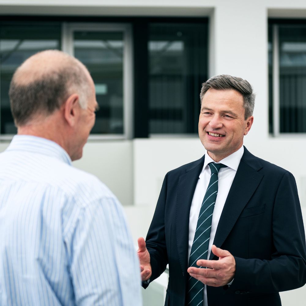 Vermögensberatung Hofmann im Gespräch mit einem Kunden. der sich eine unabhängige zweite Meinung einholen möchte.