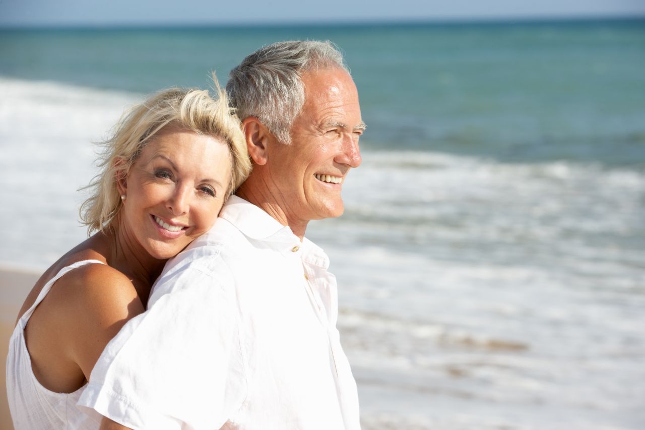 Rentner-Ehepaar am Meer, Altersvorsorge und Finanzplanung mit Unabhängiger Honorarberatung