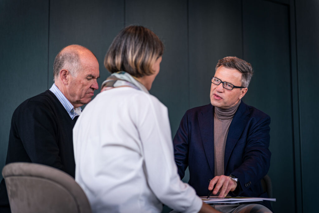 Frank Hofmann von der Vermögensberatung Hofmann ist im Gespräch mit Kunden.